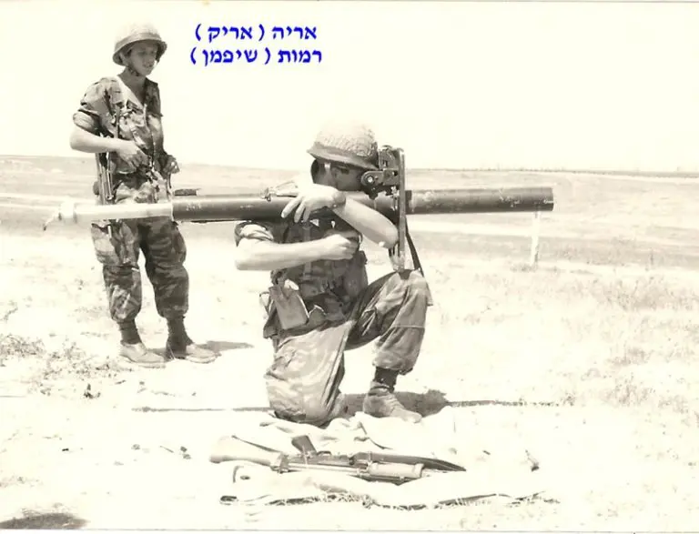 לוחם אימון בבזוקה אריק שיפמן בודק את היורה