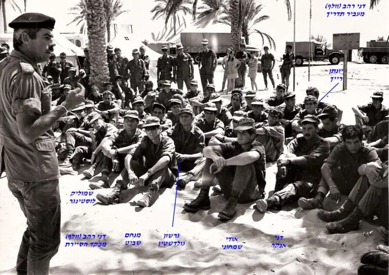 רהב וולף מפקד סיירת שקד מעביר תדריך לפני מבצע ויקטוריה