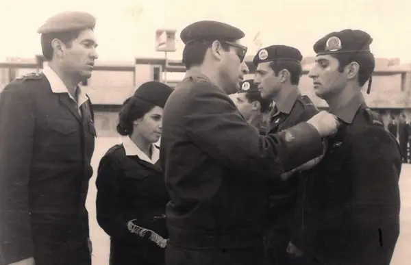 אבני אלמסי חניך מצטיין קורס קצינים קבלת סיכת מ מ מגנדי בהד 1 1972