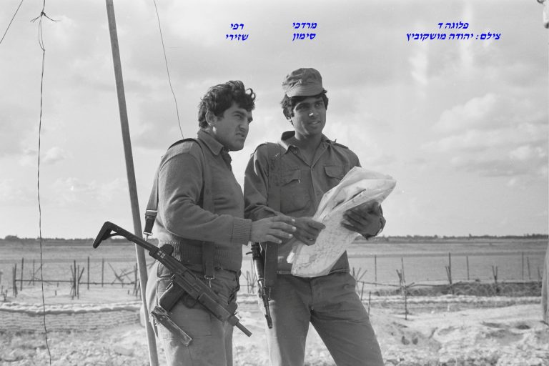 מרדכי סימון, רפי שזירי, תעלת סואץ, צילם יהודה מושקוביץ