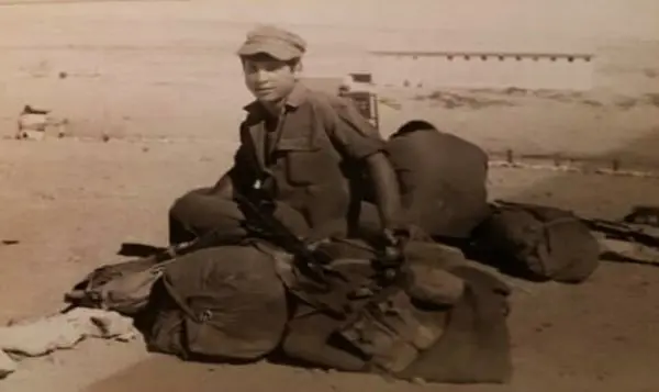 מרץ 1971 ערד אהרון שקד הקש במאהל המפורק בסיום אימון לוחם