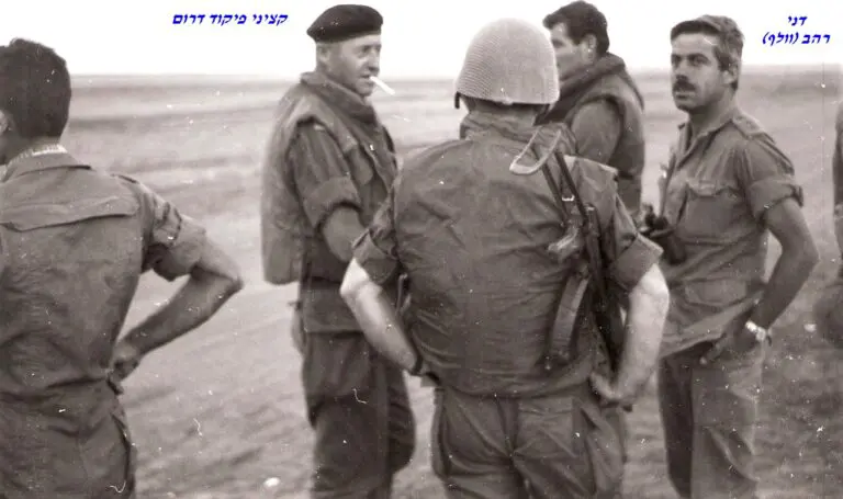 שקד דני רהב וולף עם קציני פיקוד דרום לפני מבצע ויקטוריה