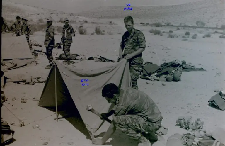 שקד בני בולוק וחיים דיקר מקימים אוהל סיירים