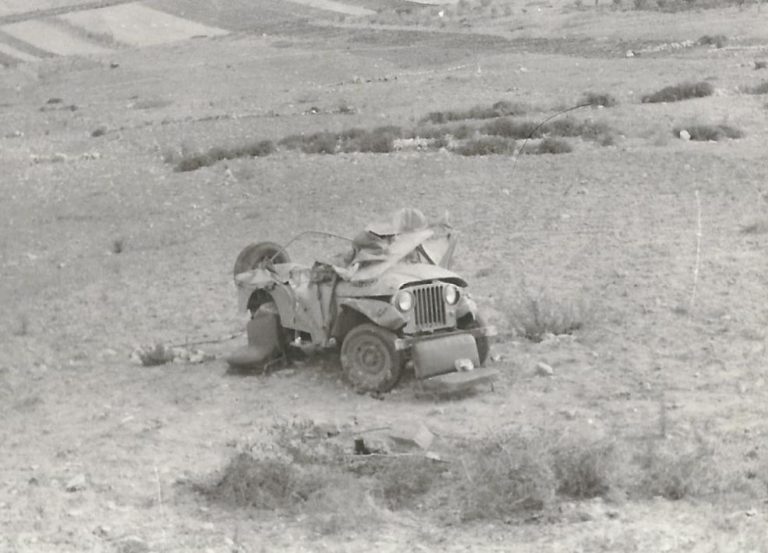 ג ניווטים בגדה הג יפ של גברי התהפך
