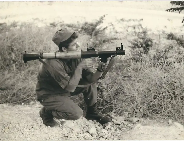 מכים יוסי קפלן עם מטול רקטה