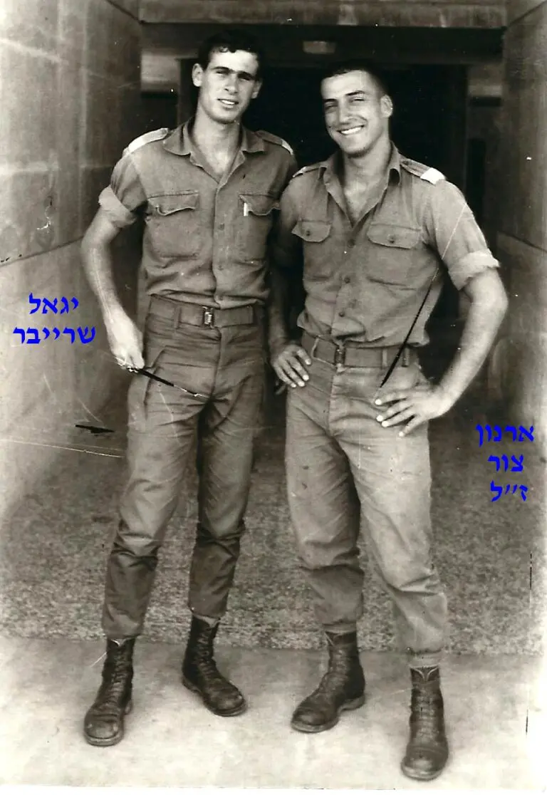 קצינים מימין ארנון צור ויגאל שרייבר