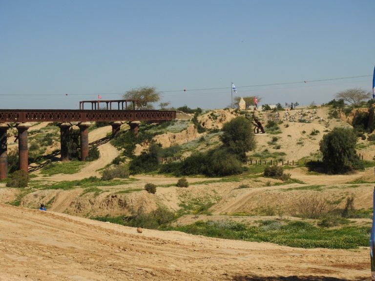 הזכרון היתדות והגשר