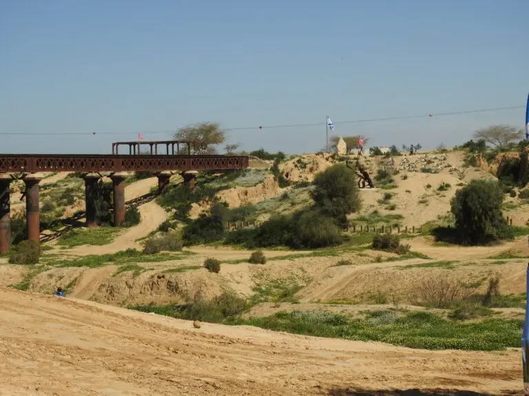 הזכרון היתדות והגשר