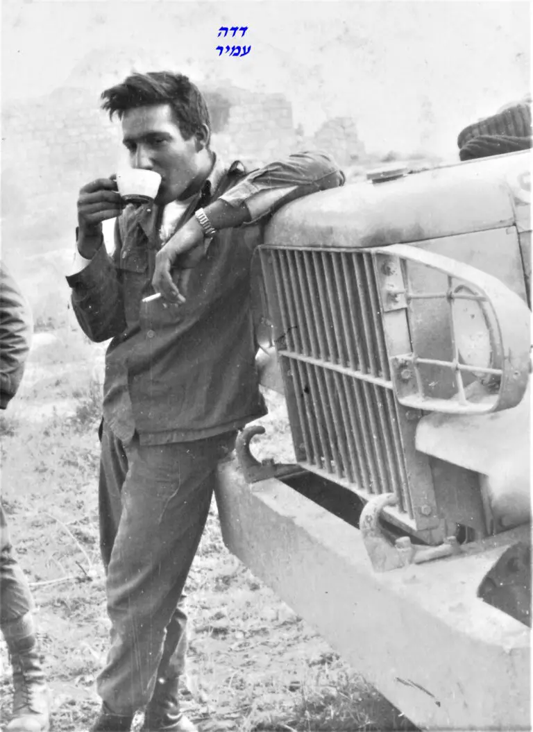 שקד דדה עמיר ליד הקומנדקר 1963