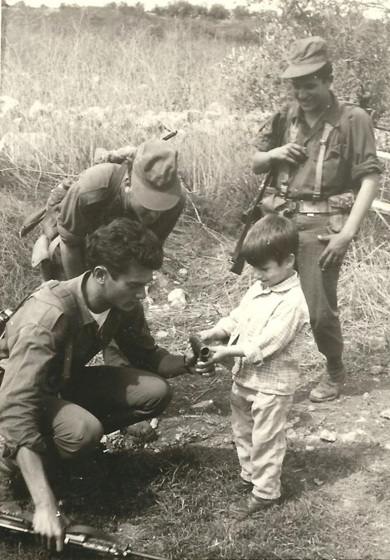 אימון לוחם ניווטים יגאל חנילביץ מראה לילד אקדח רקטות מי הנוספים