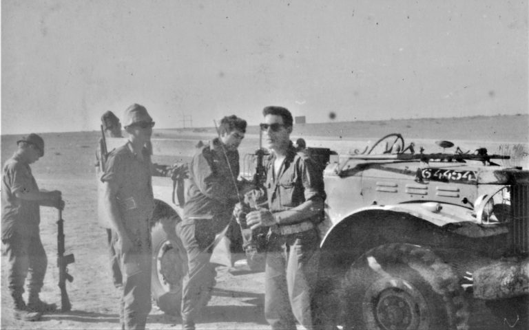 תמונה 24- 1657-דדה עמיר ליד הקומנדקר סיור בשטח 1964