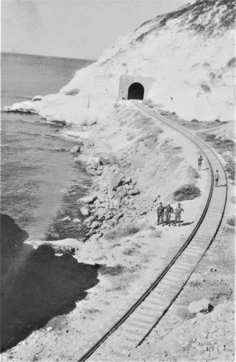 תמונה 25- 1657-דדה עמיר ליד פסי רכבת בראש הנקרה 1970